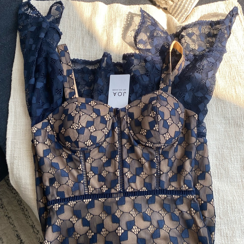 NEW JOA LACE DRESS BEAUTIFUL LACE FISHTAIL NAVY XS